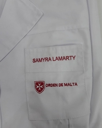 Bordar logo orden de malta en bata de médico