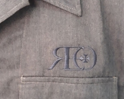 camisa bordada en coolngo con logotipo de empresa comercial
