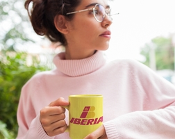 tazas sublimadas en horno durante la personalización de la misma coolngo