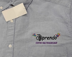 camisa con logotipo de aprendo bordado en coolngo